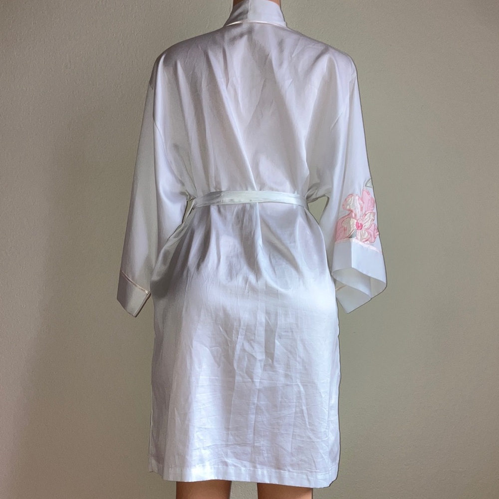 Natori Vintage White Satin Robe with Embroidered Pink Lily Flowers‎ - Picture 3 of 7